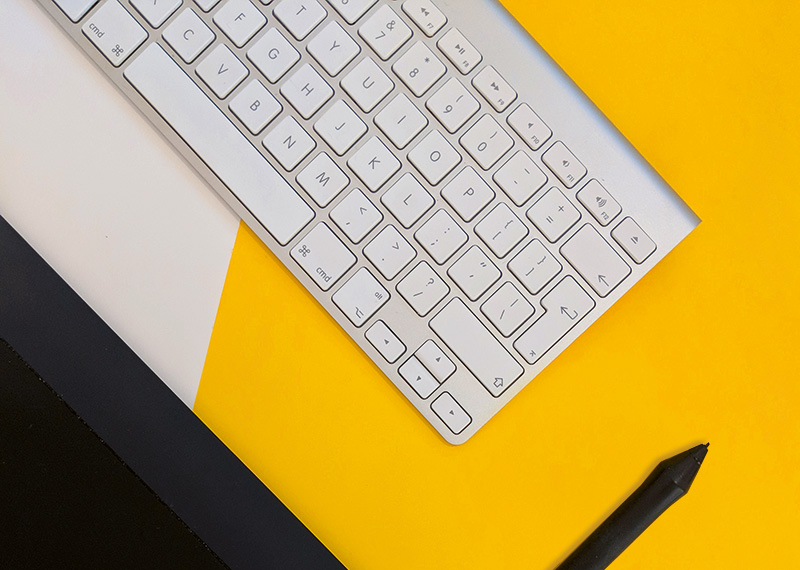 Schreibtisch mit Tastatur und Stift